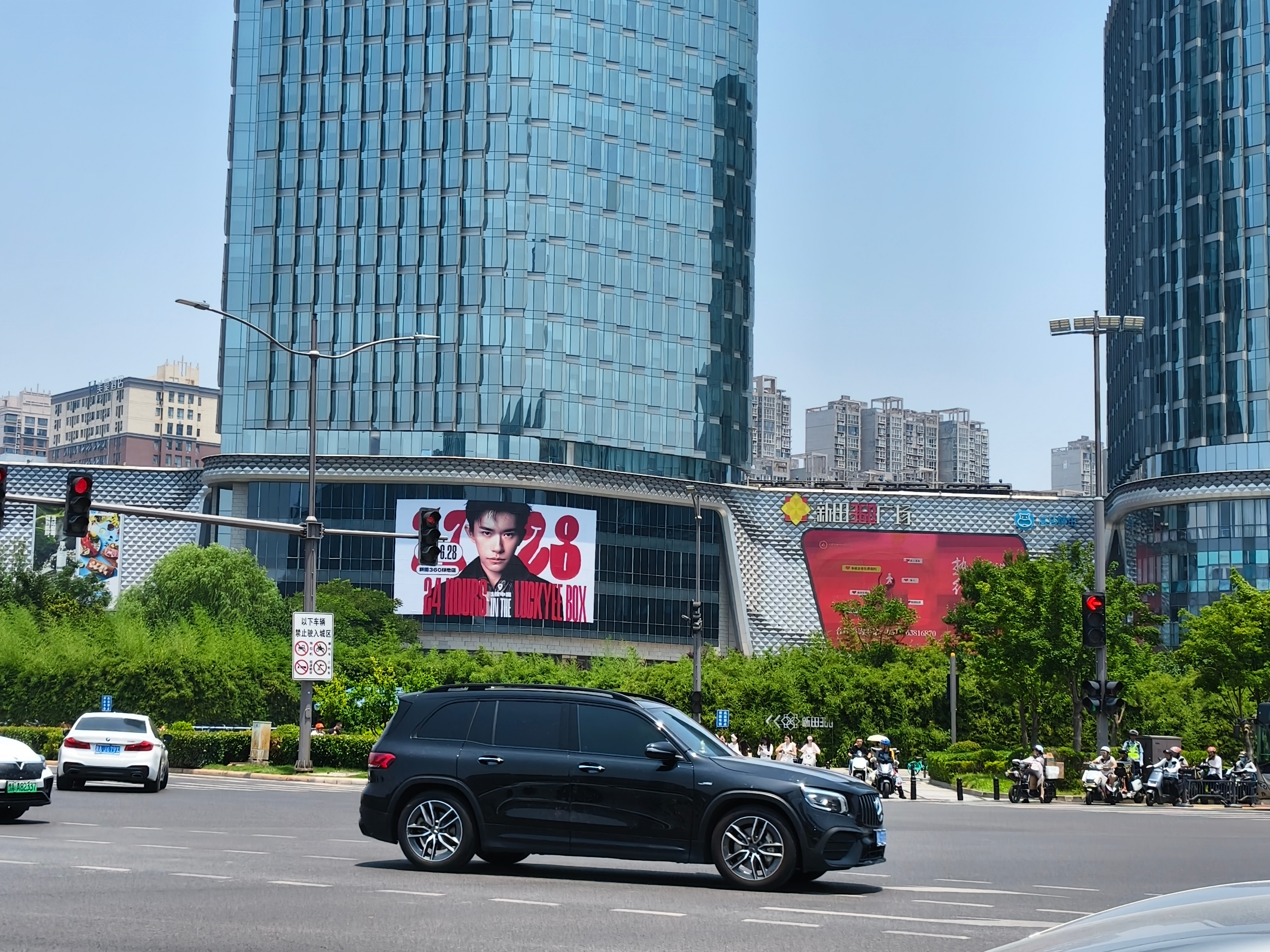 易烊千玺 路过，感受到了大家的怨气