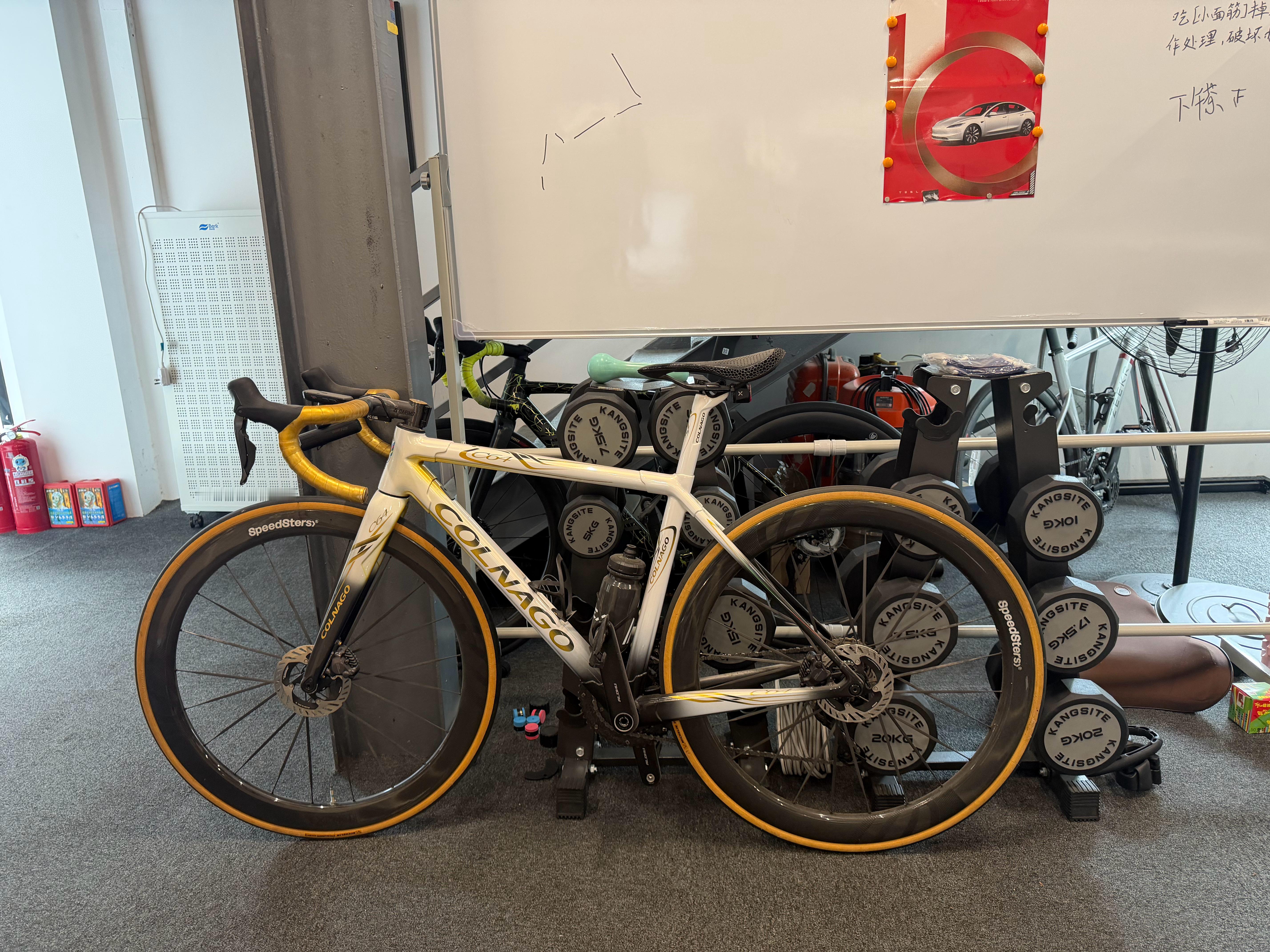 我其实很愿意买一些能力范围内，看起来“很没有性价比”的高级东西，体验感拉满，还把