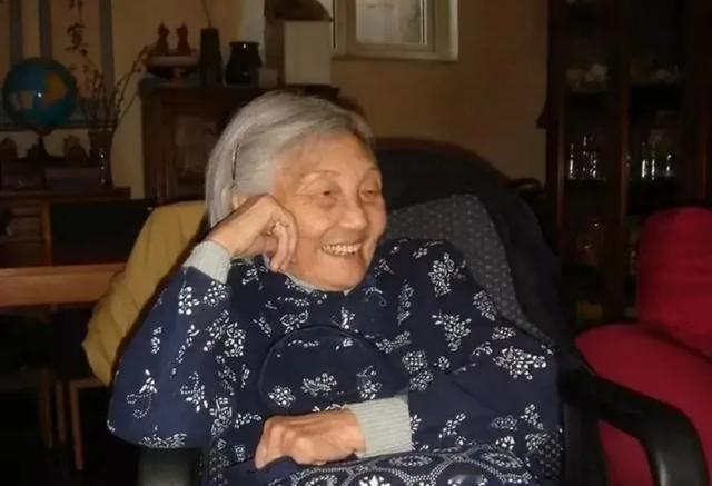 1999年除夕，南京城飘着细雪，作家杨老师在家中送走突发心梗的丈夫。那年她八十岁