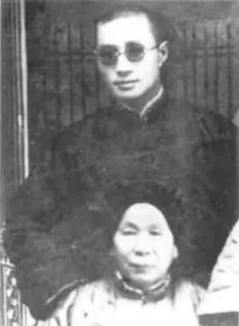 刘伯承的母亲周寅香是云阳县高阳堰湾一户贫苦农民的女儿。她身材高大健壮，农活、家务