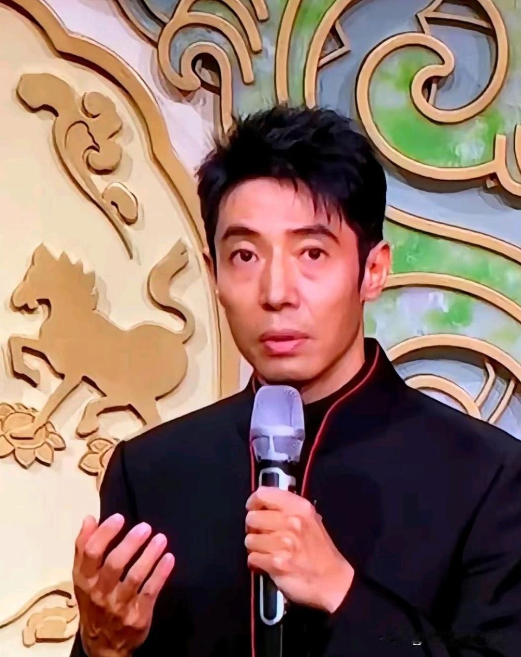 春晚撒贝宁为什么这么憔悴？
2026年央视春晚舞台上，撒贝宁身形明显消瘦、肤色黝