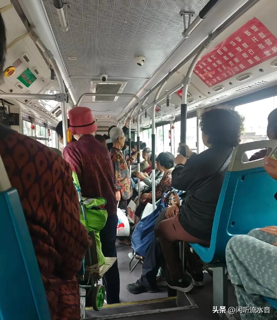 今天乘公交车时，遇到一位八十多岁的老太太，她站在车厢里，显得很不容易。周围人来人