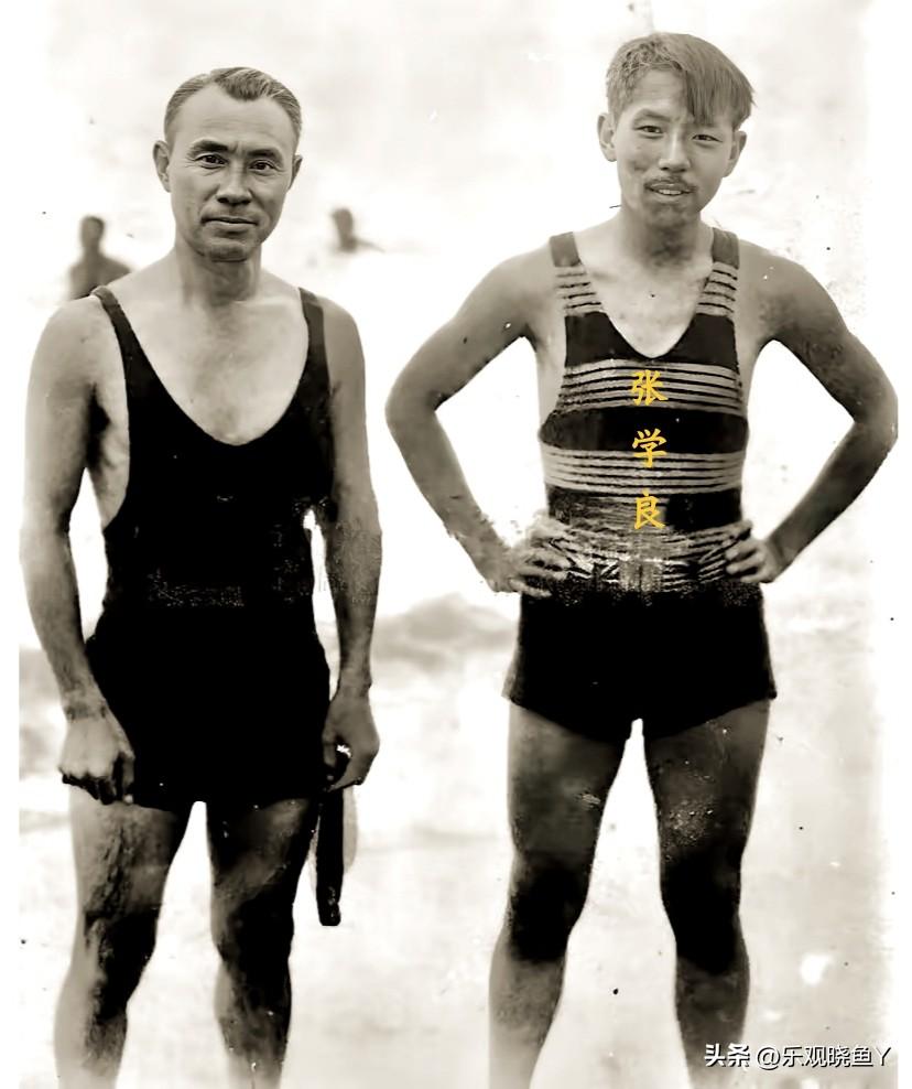一九三零年，在北戴河的张学良。这并非演戏，也而非演员所扮演，而是当时他刚游完泳在