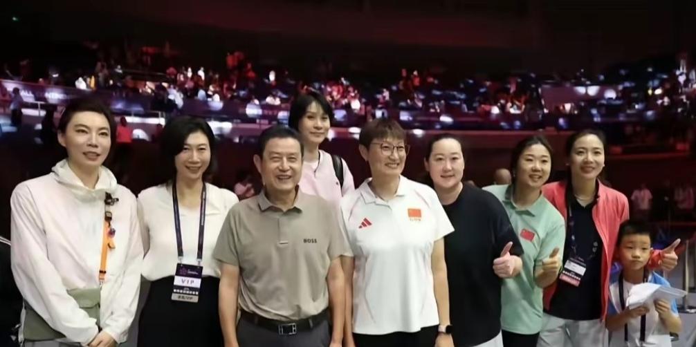 幸福又美满的和谐一幕，昨晚上，中国女排黄金一代在天津聚齐了，陈忠和教练带着爱徒们