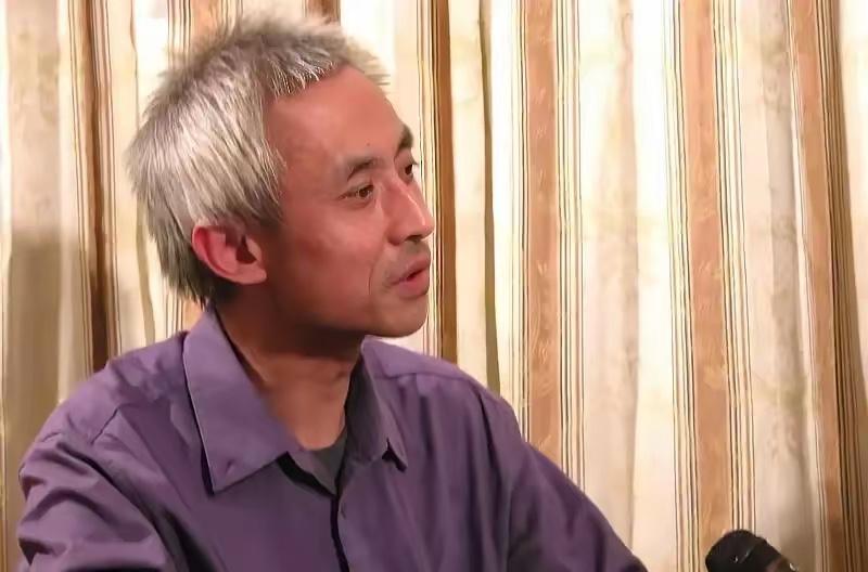 审讯室里，电击、灌辣椒水、不让睡觉。李久明扛了7天，终于按着办案人员的“剧本”编