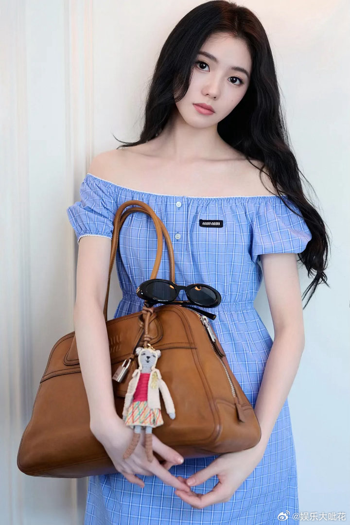 刘浩存是不是还挺适合miumiu的？感觉很简单的一套衣服也驾驭的很好 