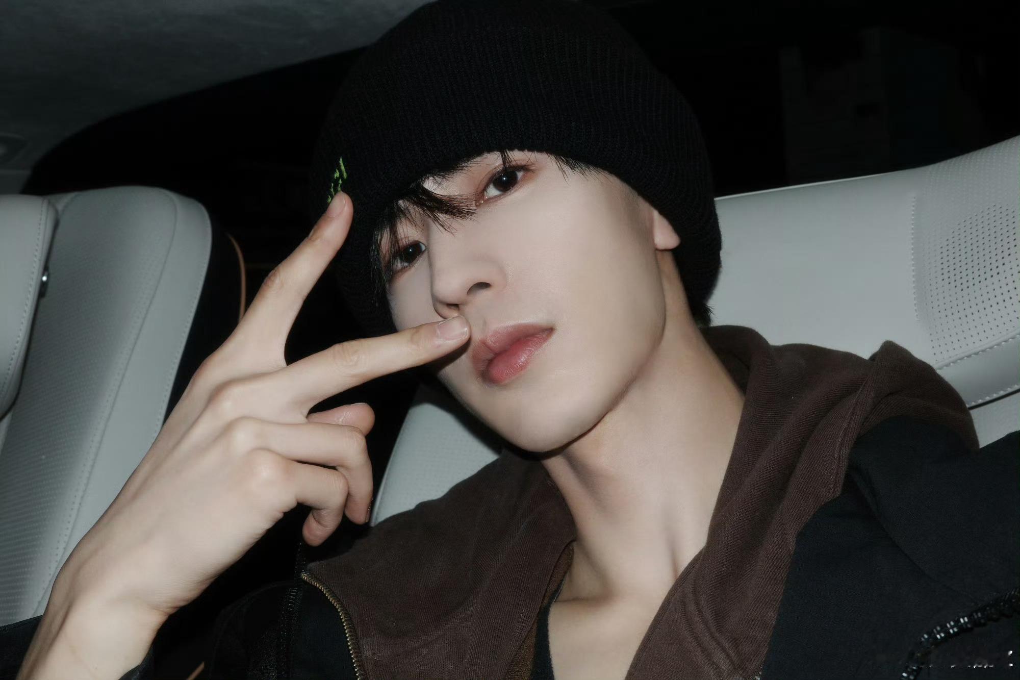 张凌赫戴冷帽比耶还比耶呢凌赫……出大事了怼脸拍更能凸显这张伟大的脸也期待一下马上