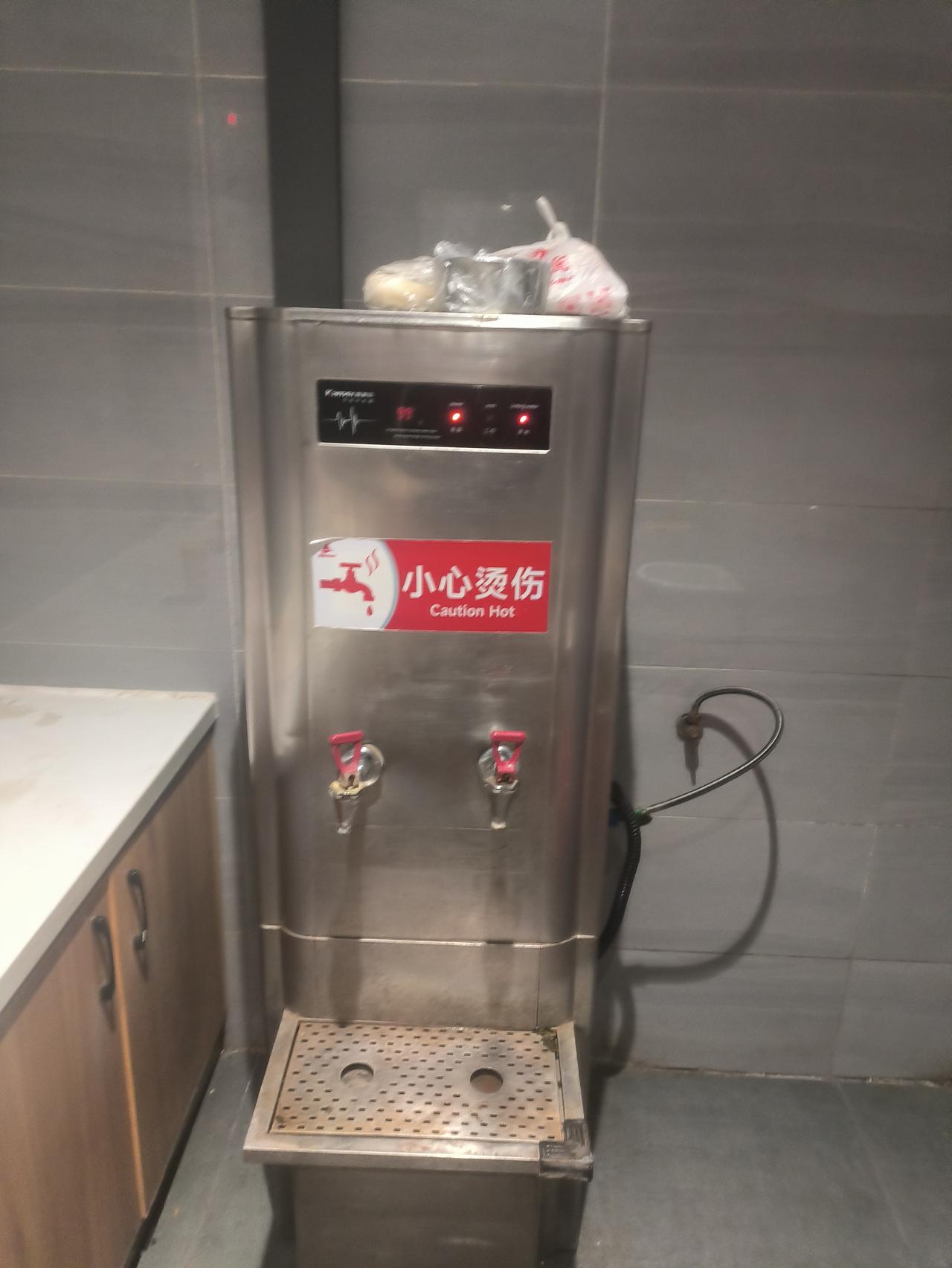 山东淄博银座一个应该点赞的地方。
也是一个细节，就是他每个楼层在卫生间的位置都有