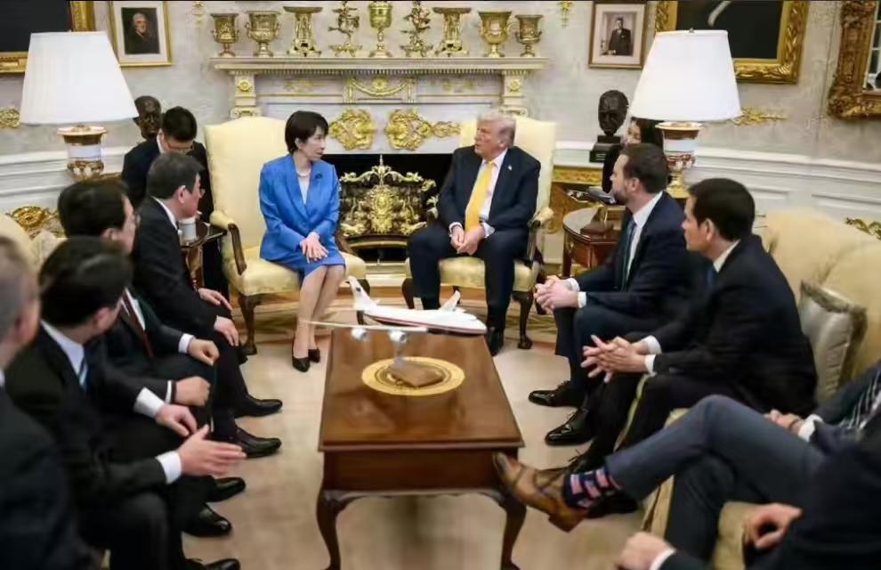 很多人都说美国的这些精英来华后，之前的松弛感不见了，取而代之的是拘谨。一些网友更