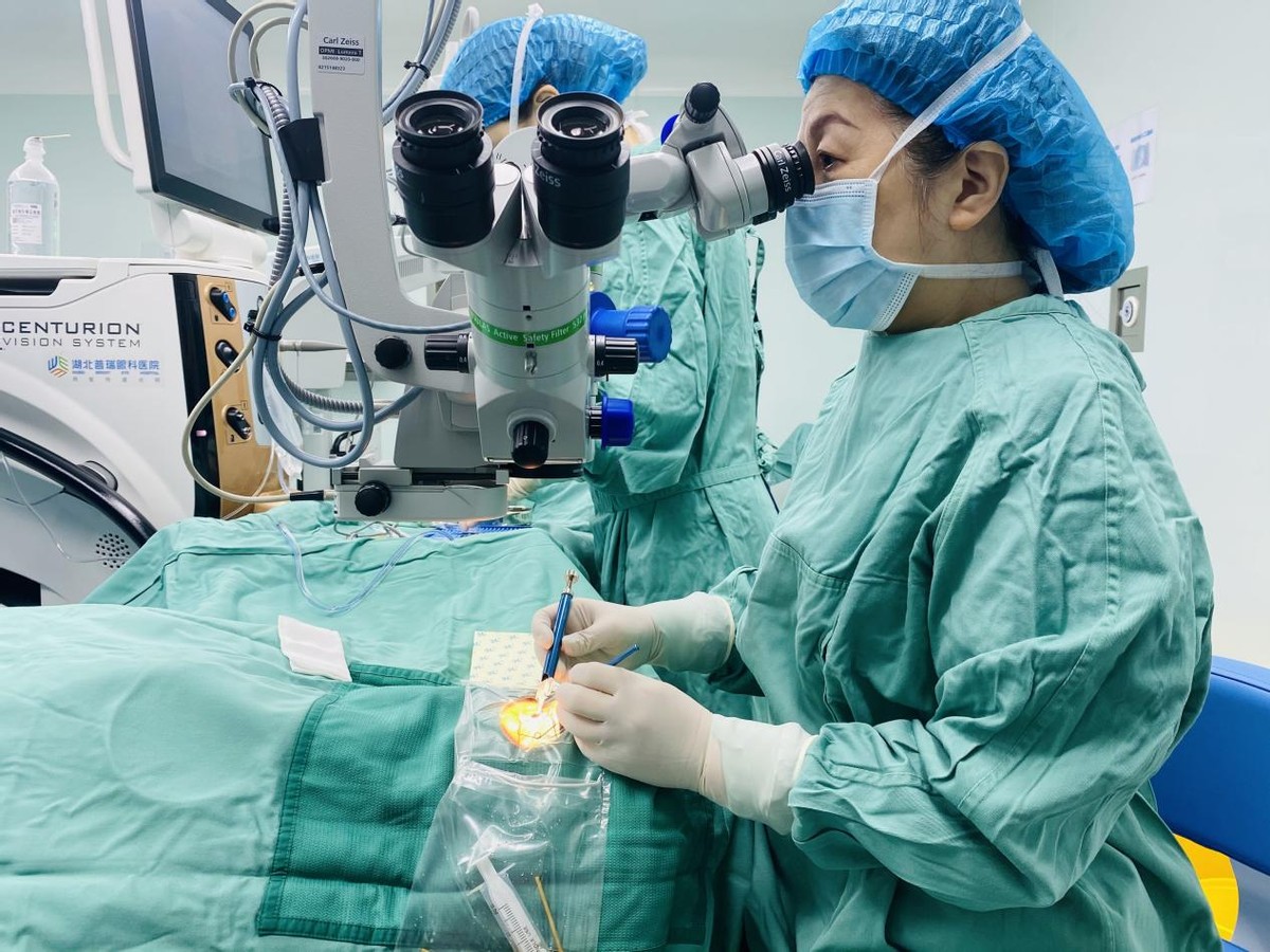 一朝摘镜！为六旬高度近视者支招：防白内障、规划手术