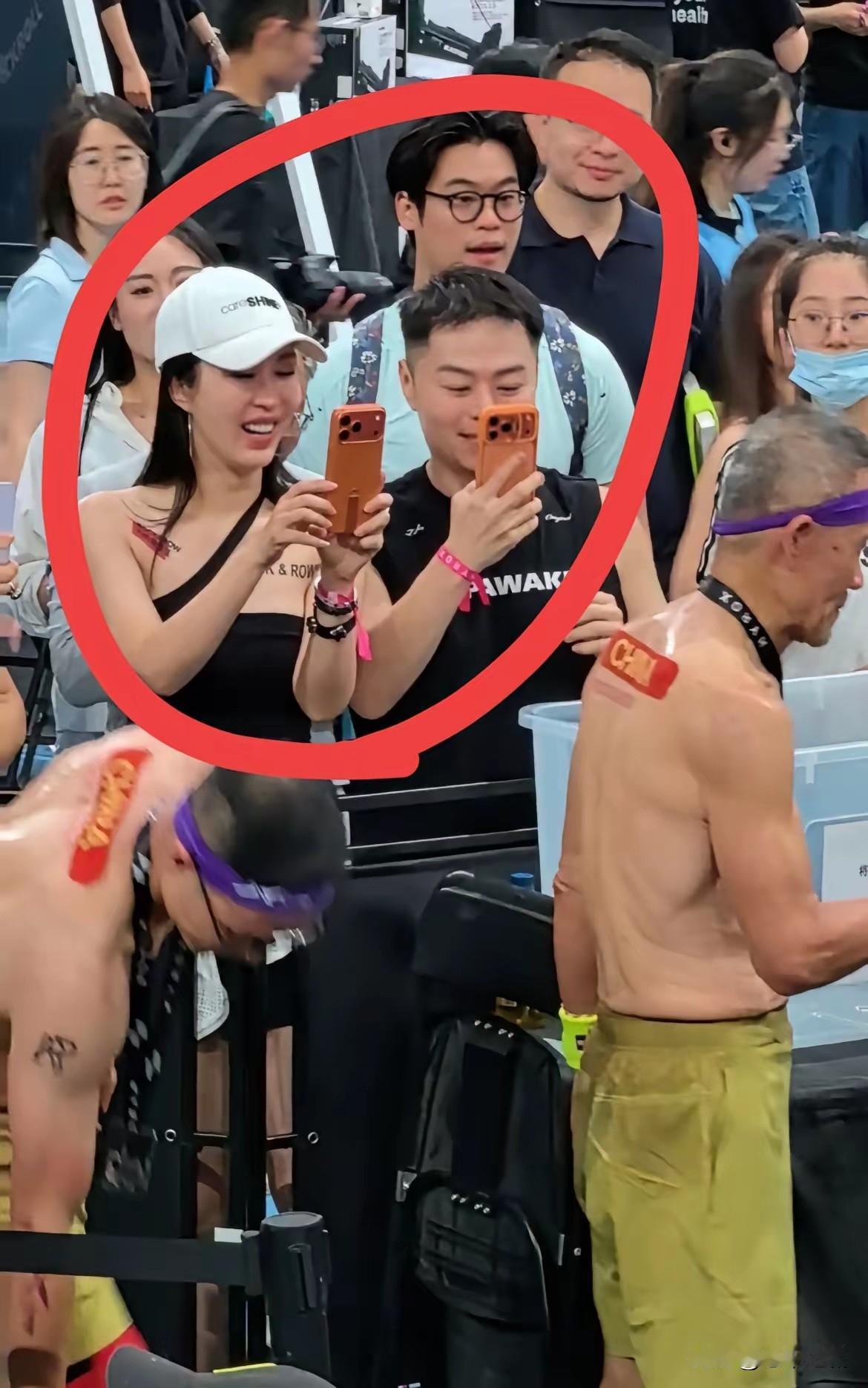 老王为了小媳妇也是拼了！
不过千防万防，
家贼难防，
忽然想起了宝强，
这同款手