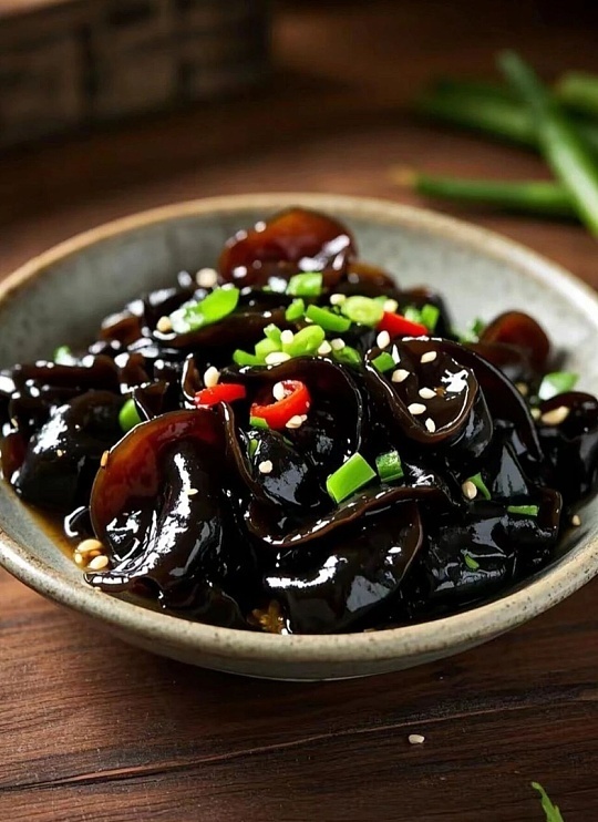 为什么木耳不能直接用水泡木耳并非不能用水泡，而是不能直接用热水泡、也不能长时间常