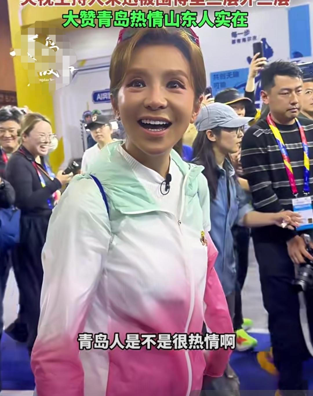 朱迅来青岛跑马拉松了，53岁的她笑容甜美，宛如少女一般！

今天上午，第八届青岛
