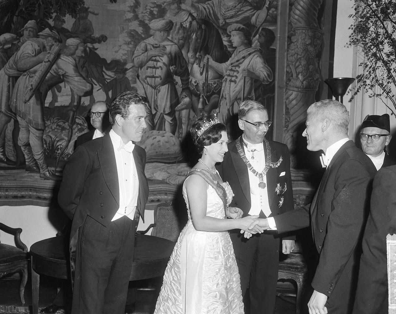 1965 年5月1 日，玛格丽特访问荷兰时与阿姆斯特丹市长Gijs van Ha
