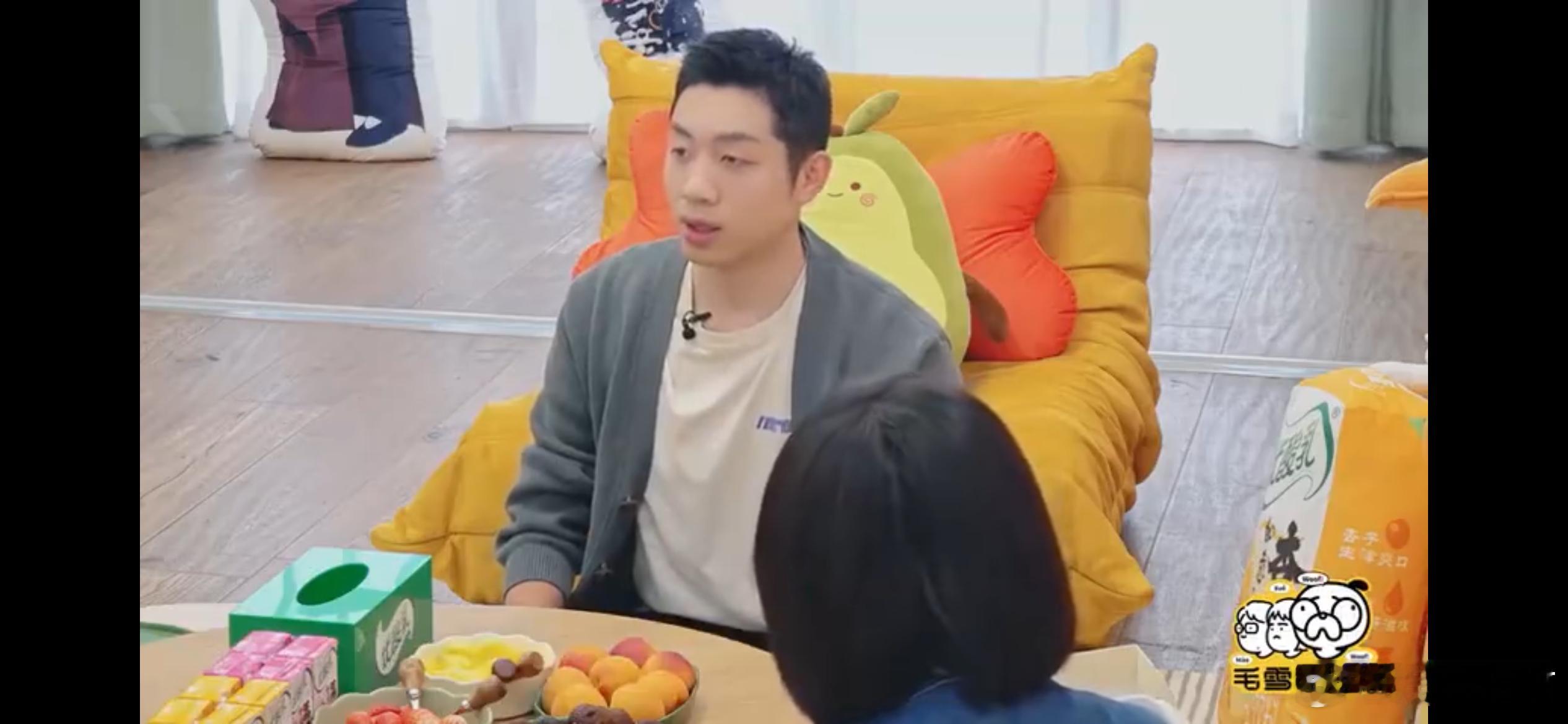 #为什么左撇子更适合打乒乓#左撇子还是有一定的优势的，因为球场大部分选手都是右手