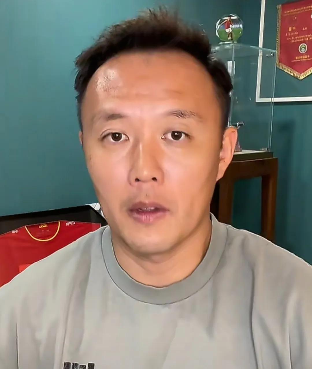 前国脚范晓冬认为，前意大利球员巴乔并不是什么顶级球员。
他在直播间表示，巴乔是典