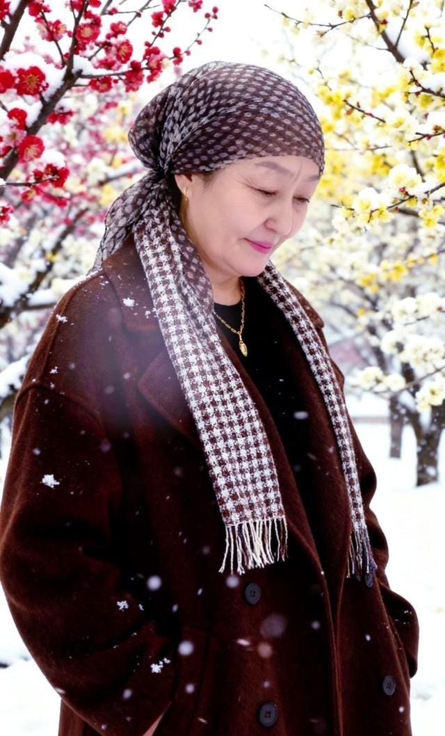 冬日雪景如何拍出电影感？❄️手捧爱心的瞬间太治愈了！AI生成的雪景写真，连发丝都