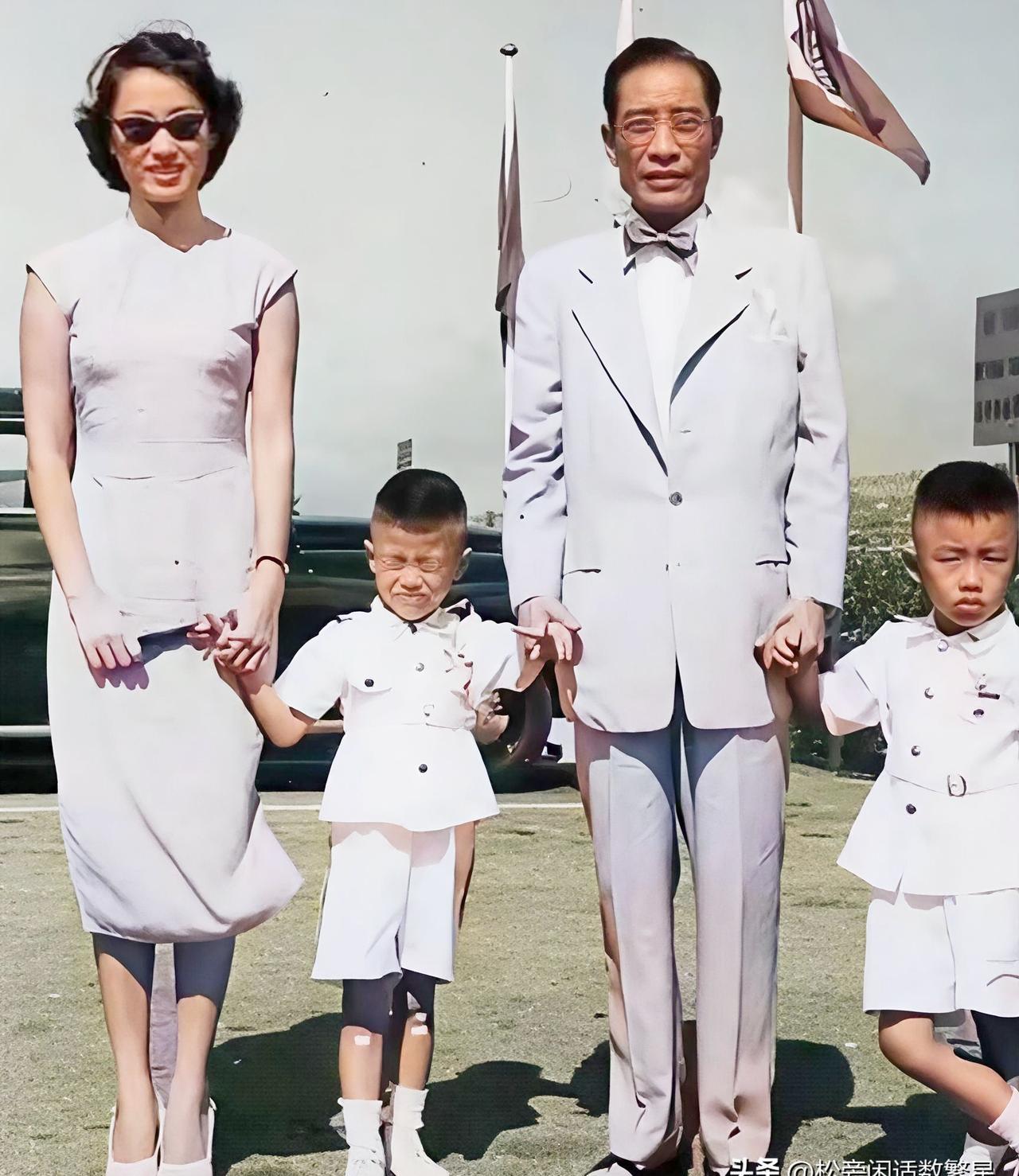 她嫁给了大24岁的师父，台下几乎无话可说，一上台却默契得惊人。
1944年，红线