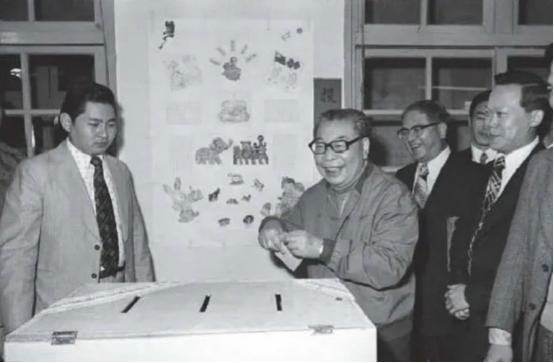 蒋经国晚年在视察时，会自己准备简单的食物和酒，随身带点面条、一瓶酒自己找地方煮来