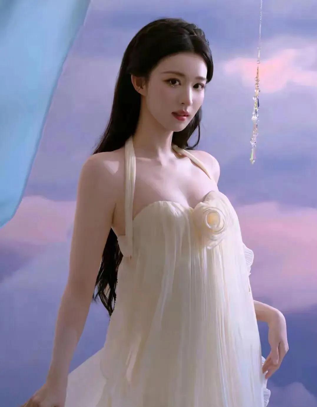 王楚然的吊带造型，美到犯规！
 
一袭米白色的吊带长裙，衬得她肌肤胜雪，气质清冷