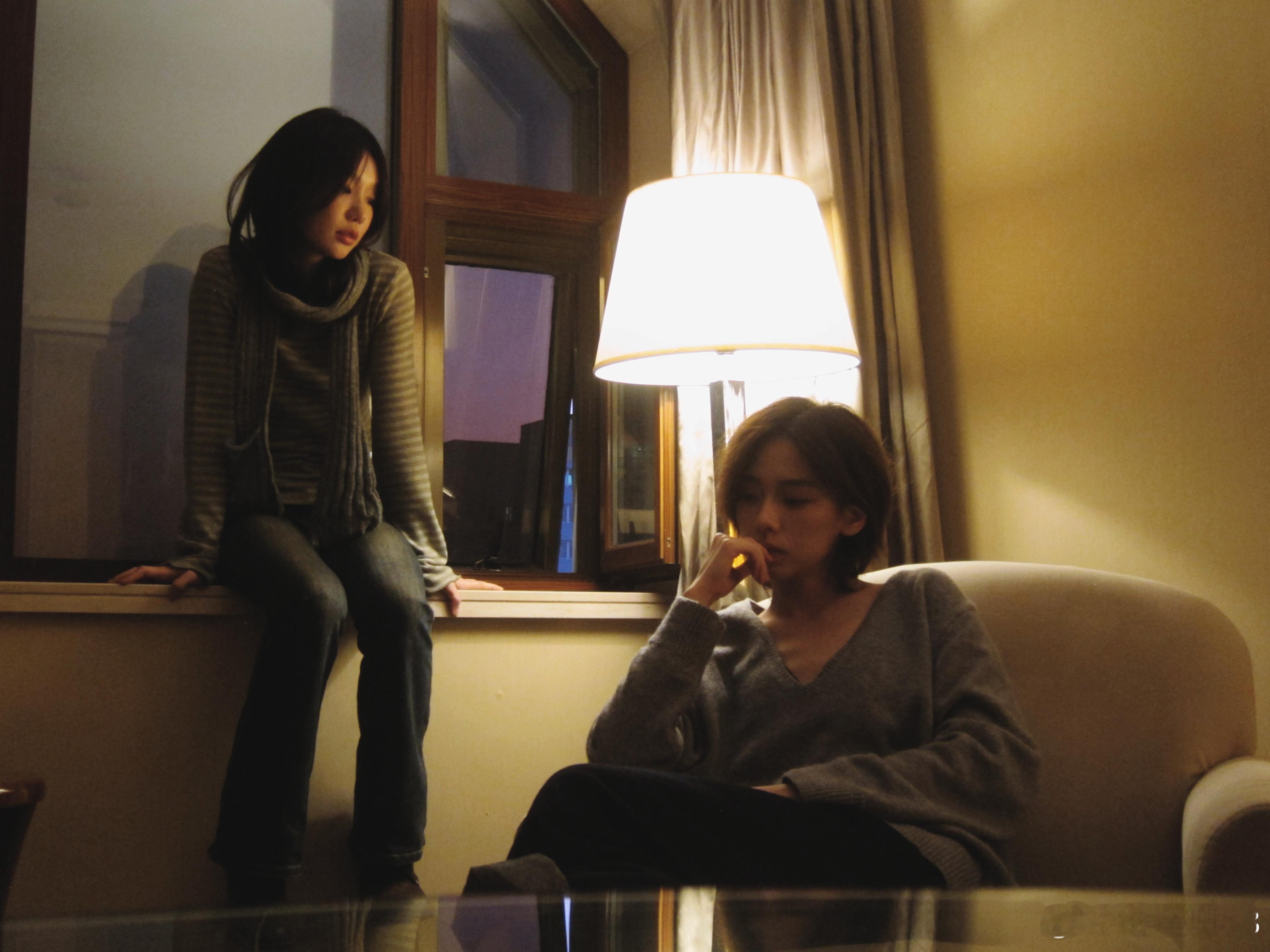 徐梦洁王晓赟子地下室文学有脸了CP感真的是一种玄学，昏黄的地下通道、沉默的沙发角