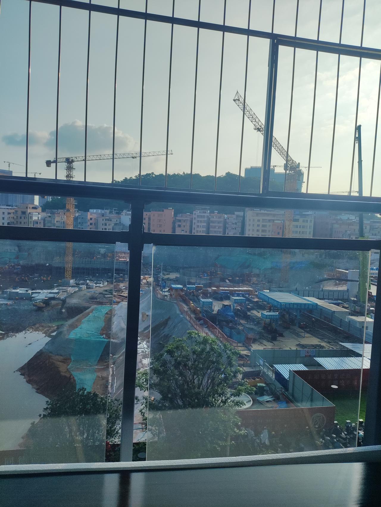 城市中的繁忙工地，塔吊林立，建设热火朝天。