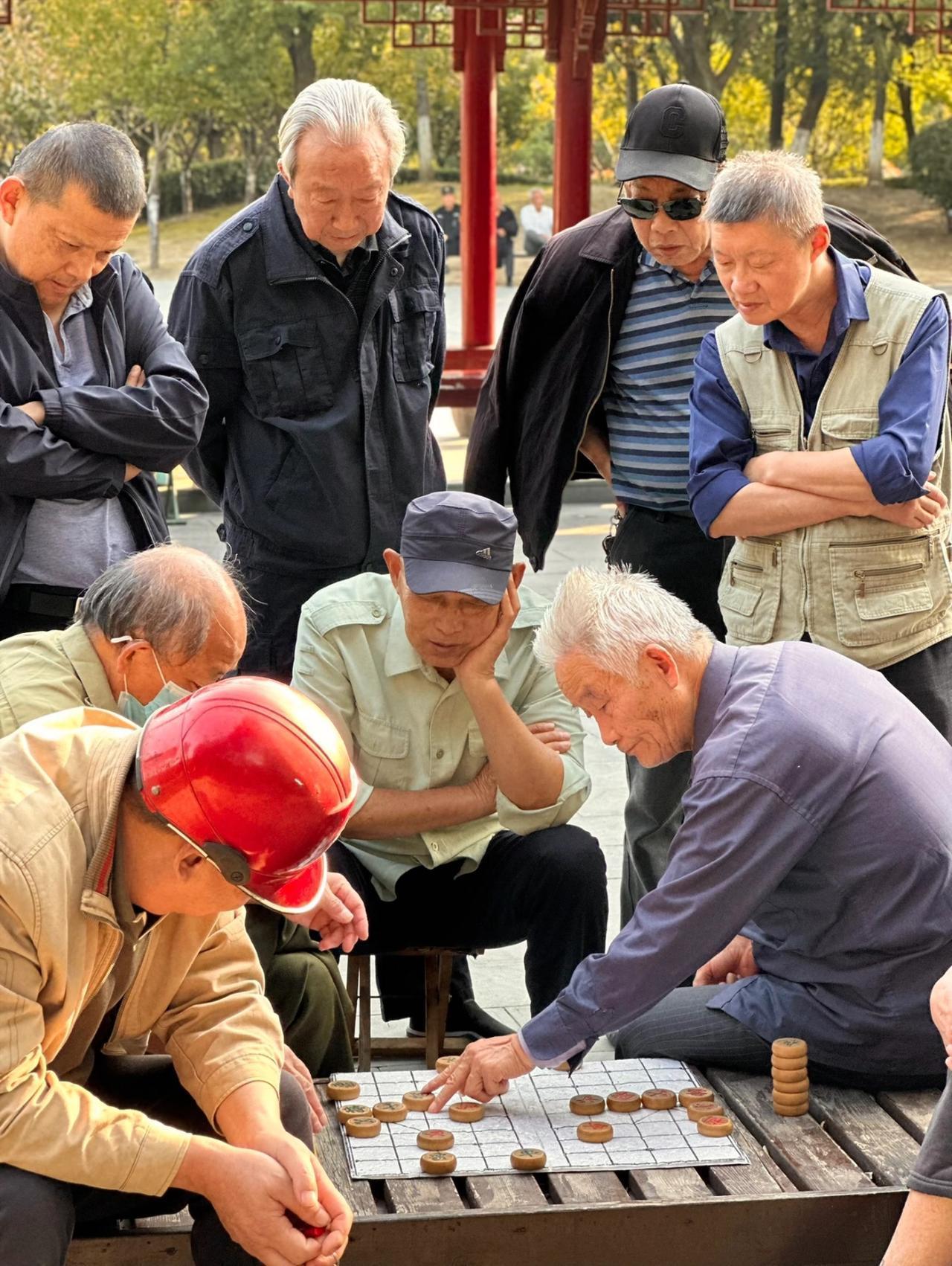 发现退休后，文化层次越高的，活得越安静，反之，越热闹！
人一退休，生活立马分出了