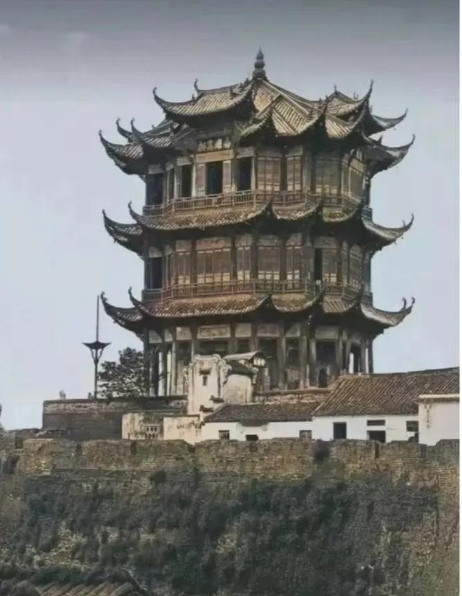 1880年的黄鹤楼和1985年重建的黄鹤楼，你更喜欢哪一个？