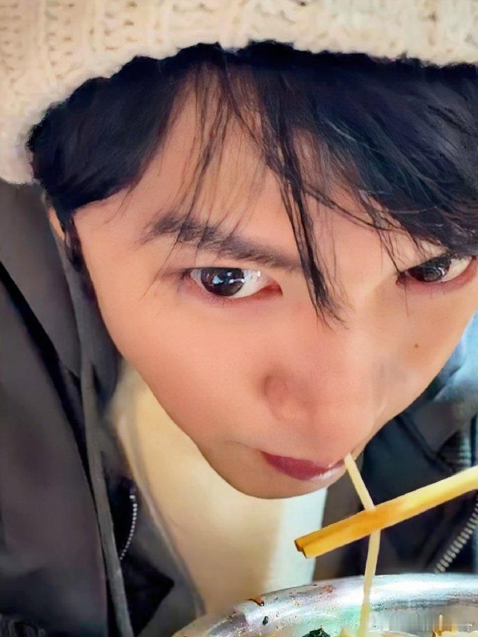 陈哲远直播宣传螺蛳粉来的陈哲远直播吃螺蛳粉也太香了吧！看得我瞬间馋到不行，隔着屏