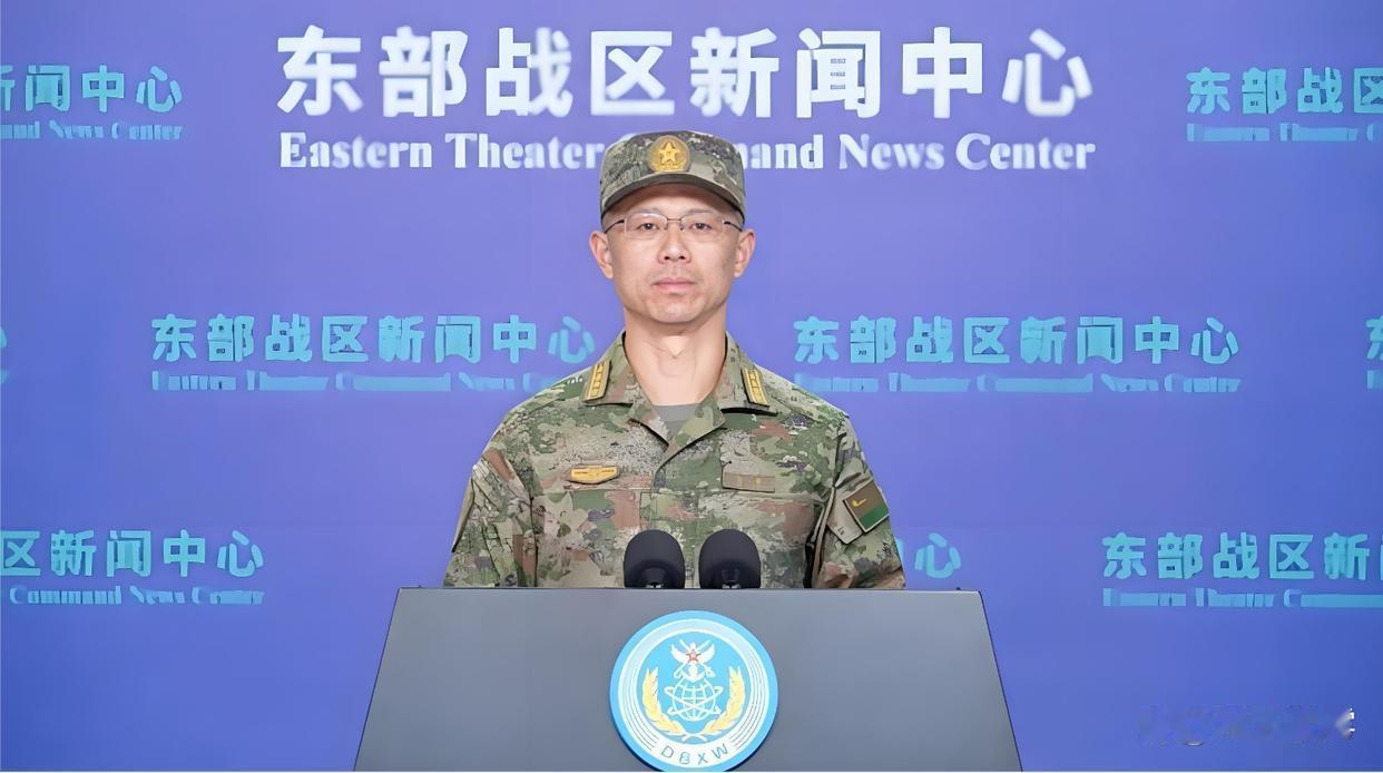 巨盾插海，货轮掉头！这一幕让多少人热血沸腾。

《正义之盾》海报细节炸了。两面刻