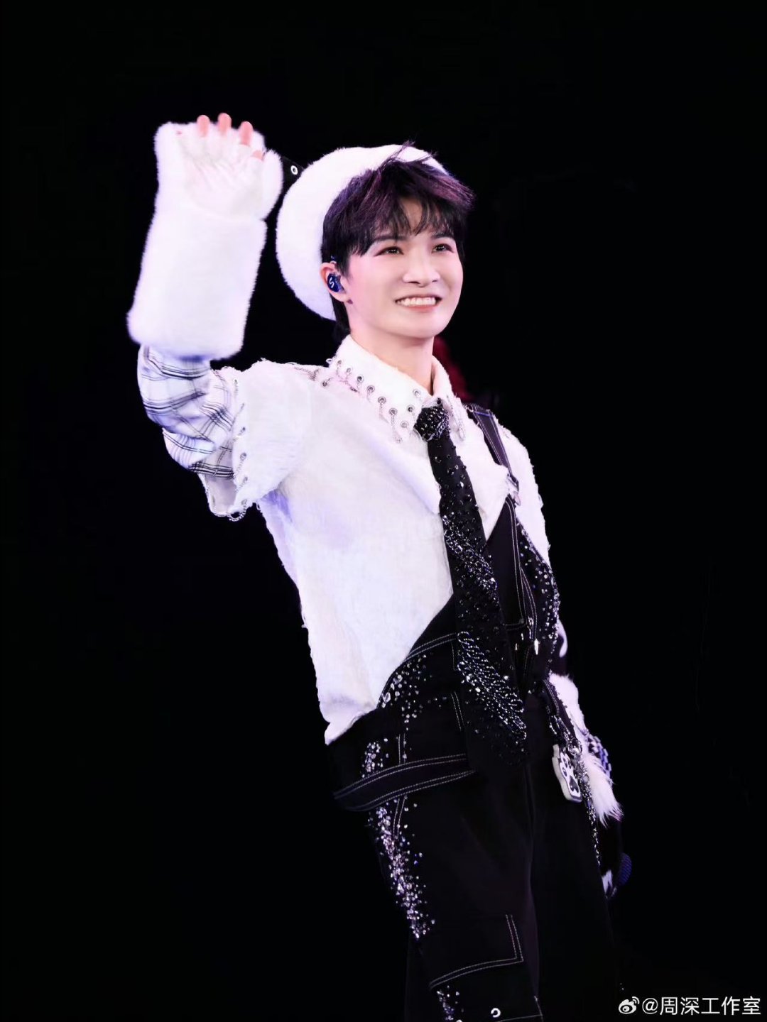 周深樱花树下站谁都好看 这组出发图简直是春日治愈系天花板！柔和暮色洒在肩头，樱花