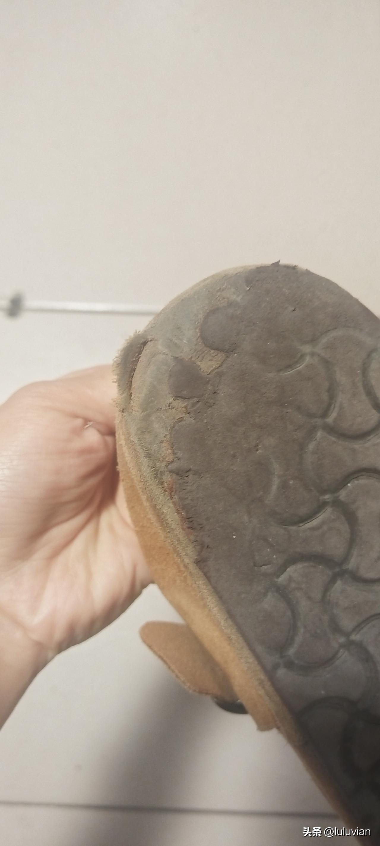 鞋底磨成这样，是扔掉还是继续穿？
今天刷鞋，娃爸拿着我的这双勃肯鞋问:“你这双鞋