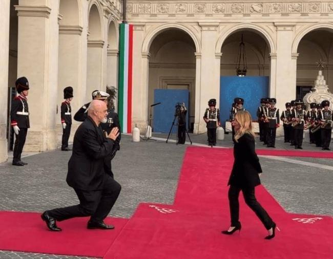 一张欧洲领导人访问的照片引发争议
身高快两米的阿尔巴尼亚总理，单膝跪地迎接一米五