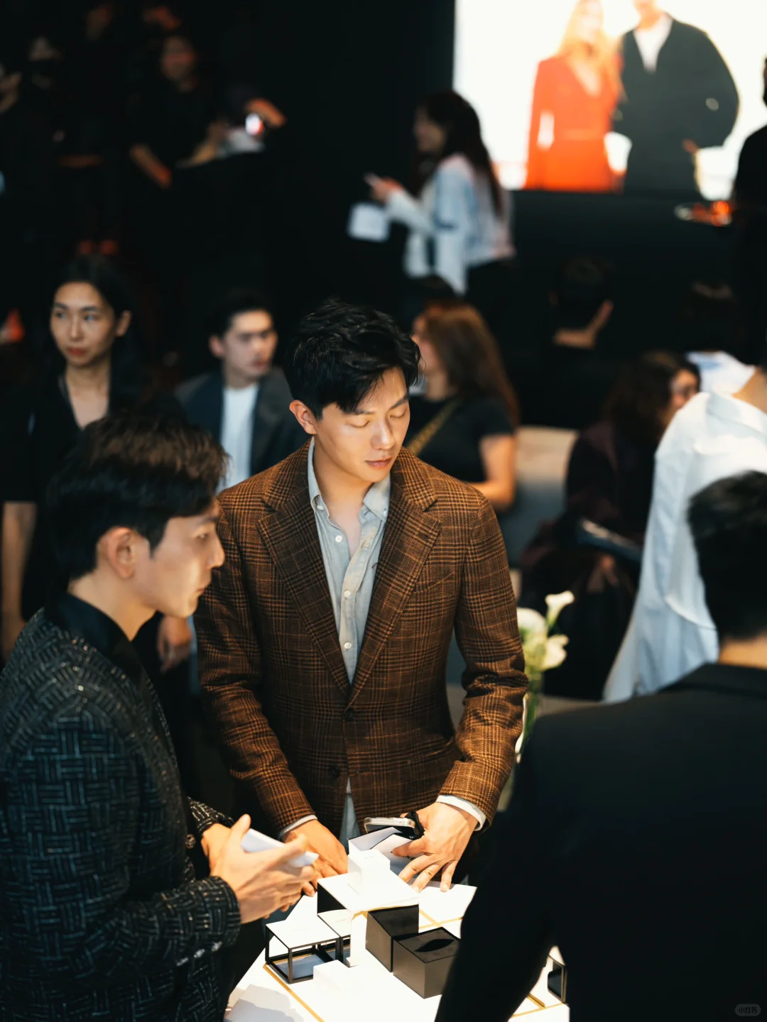 大家都发帅的是吧，那我发闭眼的