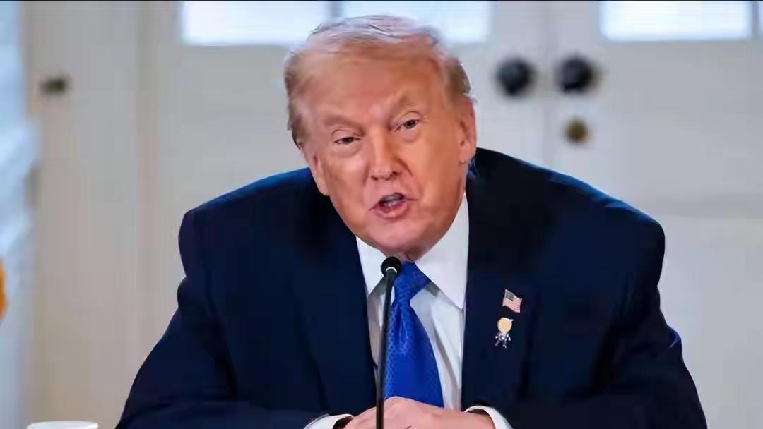 5000亿协议背后的掏空与觉醒：美国改口，岛内响起“我是福建人”
 
特朗普政府