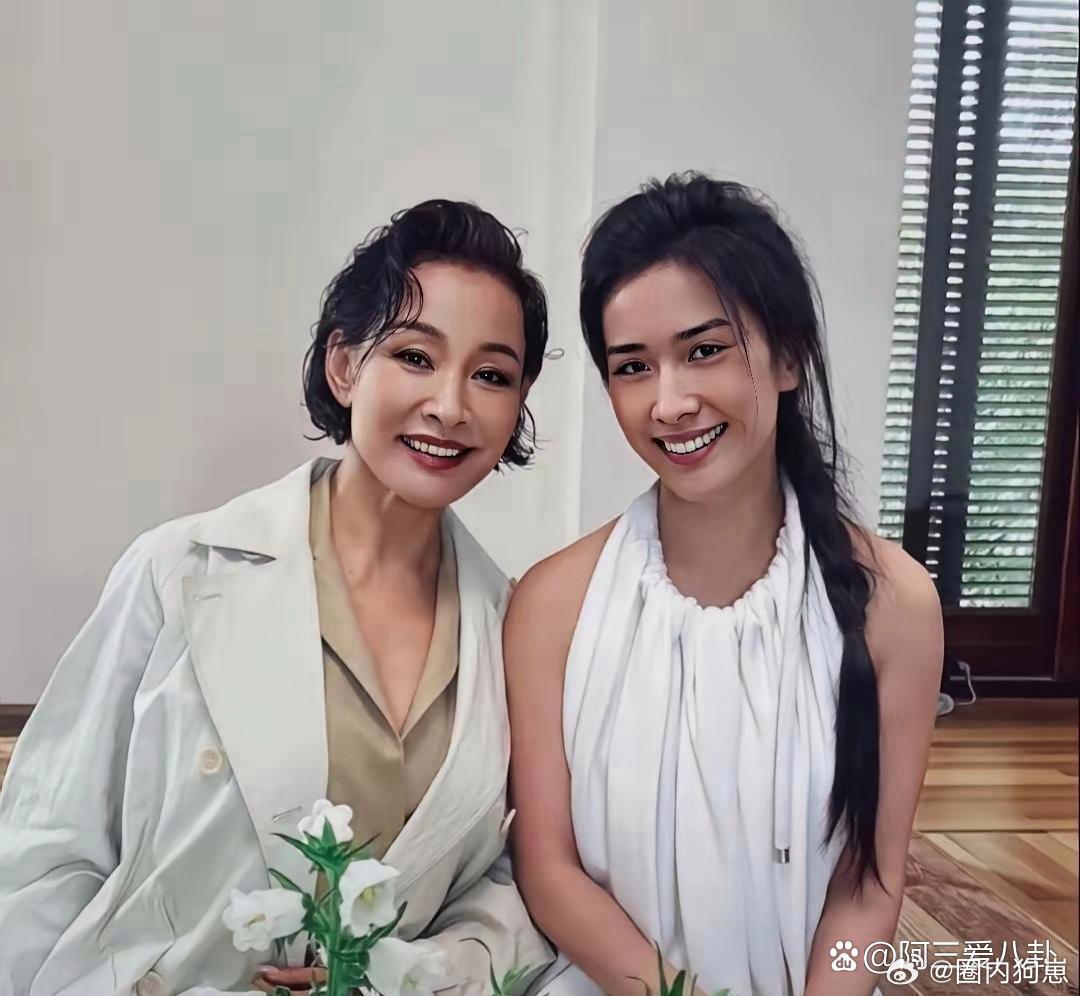陈冲与女儿同框合照，女儿颜值更胜一筹，同为演员的她笑起来一对小虎牙格外灵动。 