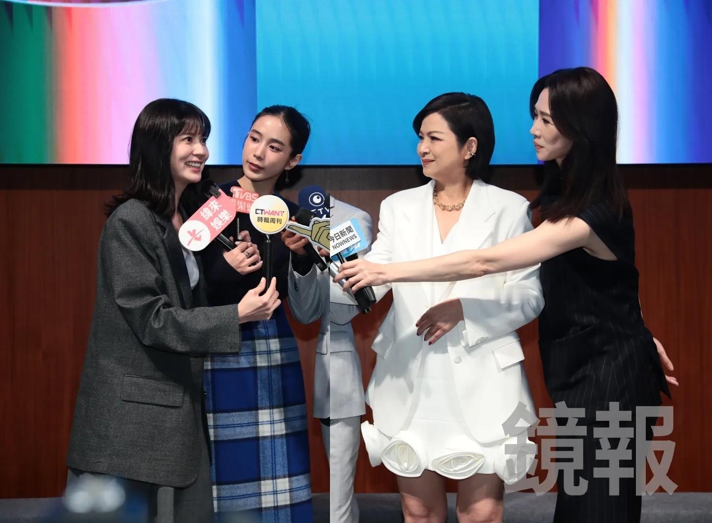 好好笑这张图看点好多 几百年没一起出现的温C这个活动同框挽手合照都有了 温贞菱可