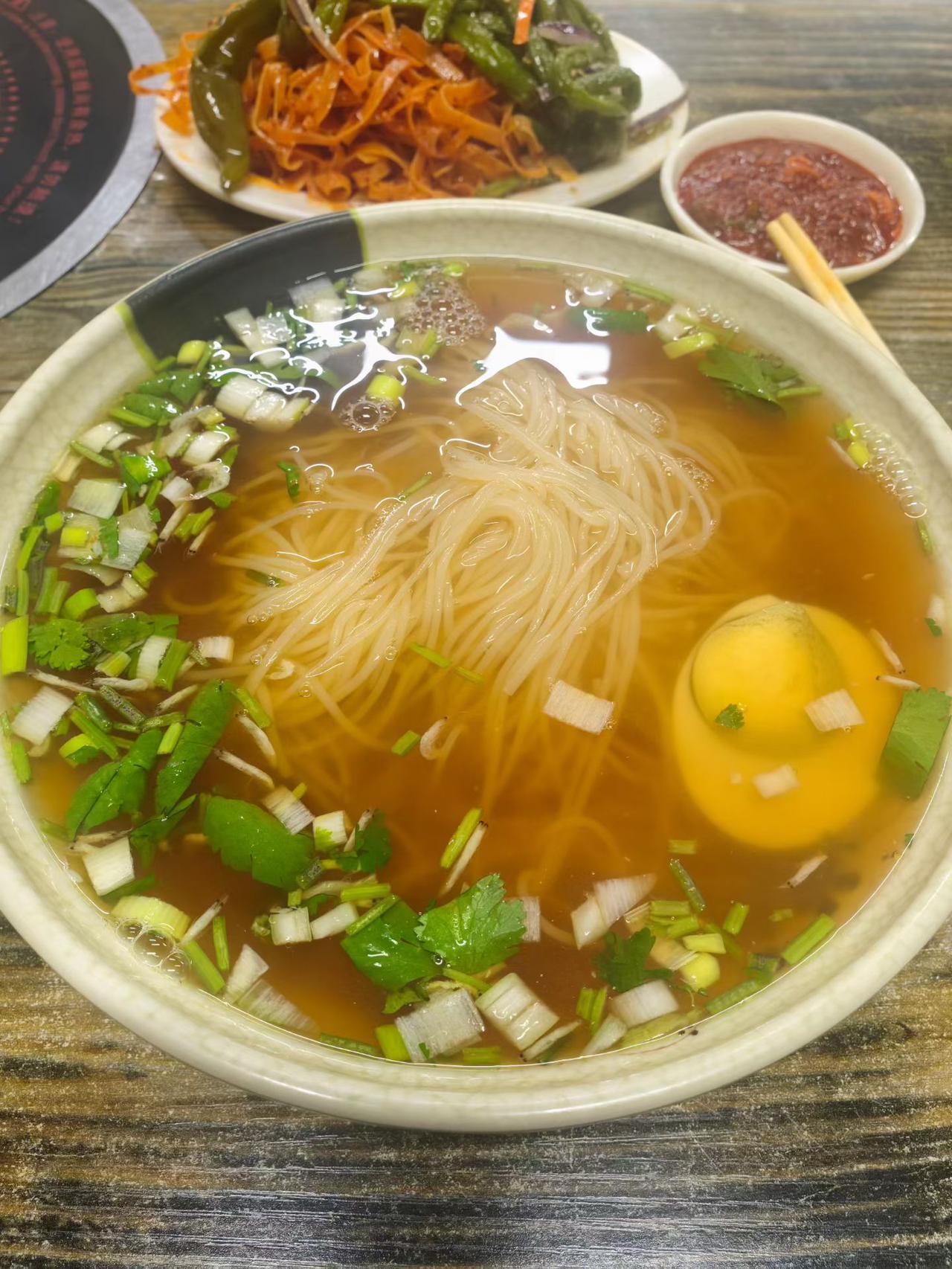 今日午餐这搭配绝了！一碗热面下肚，浑身都暖乎乎的，面条吸满了汤汁，每一口都超满足