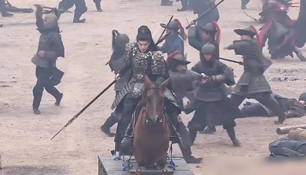 张飞被马摔到脑震荡，关羽胯骨让鹅卵石硌碎。你再看看现在那些骑电驴的，不觉得可笑吗