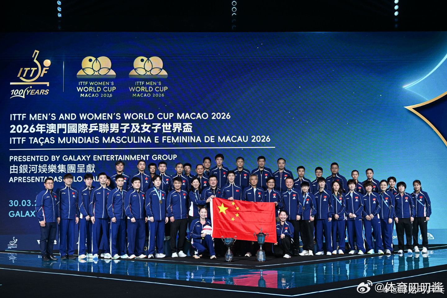 邱贻可发与孙颖莎合影邱贻可恭喜莎莎三连冠 发博：世界杯圆满收官！昨晚的澳门之夜是