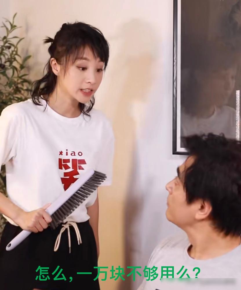 身家数亿的陈龙，每月零花钱1万。
被老婆查账催交零花钱时，他正躺在自己数千万美