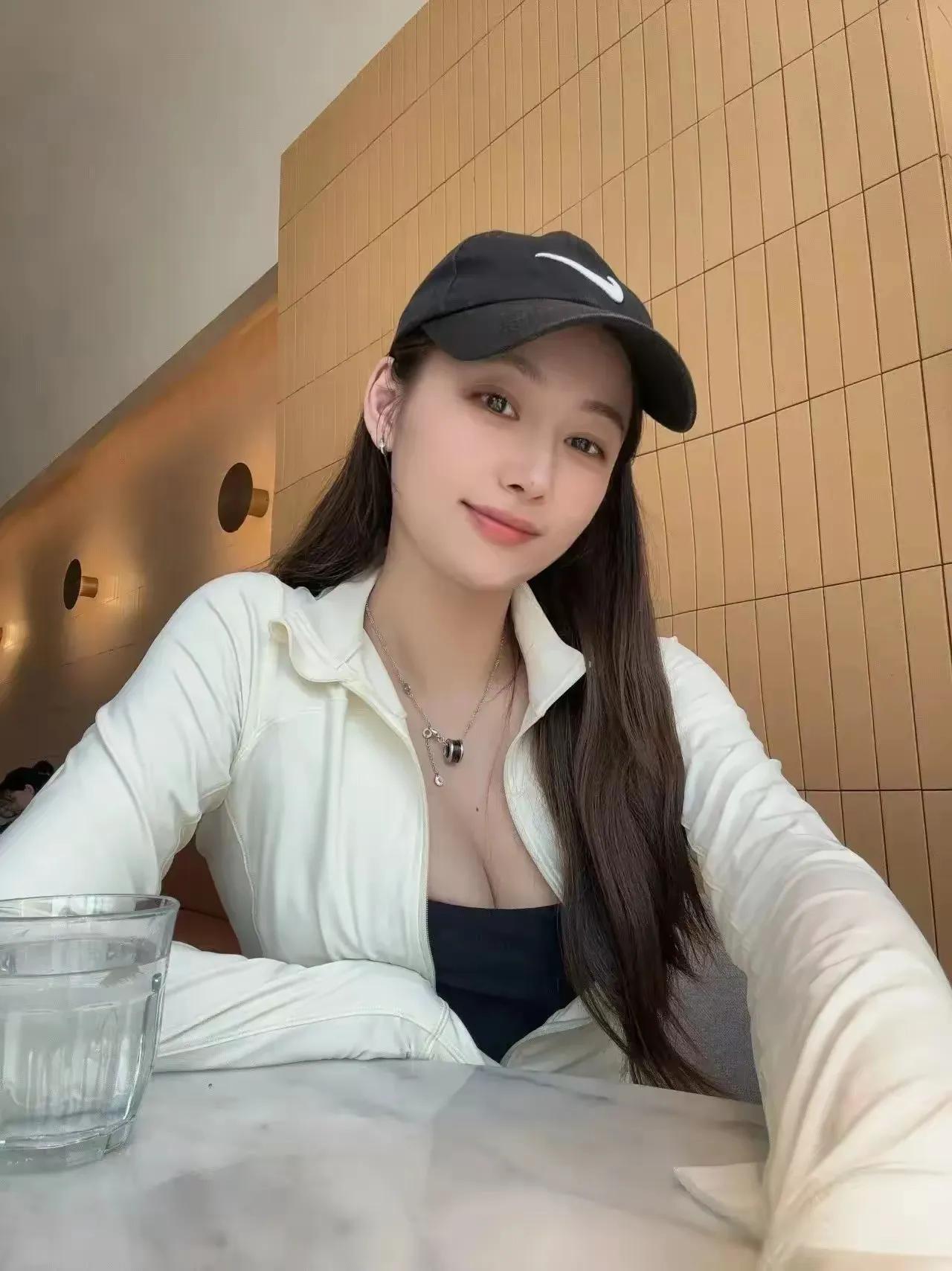 #上联：严父肩挑岁月，求下联#
孝子心怀感恩