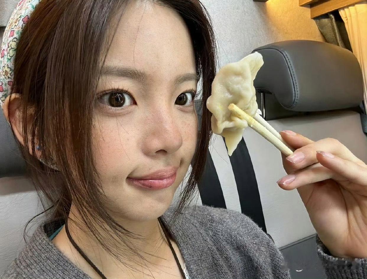 杨超越大大方方展示戏里的雀斑妆，女艺人为了事业也是挺拼的！ 