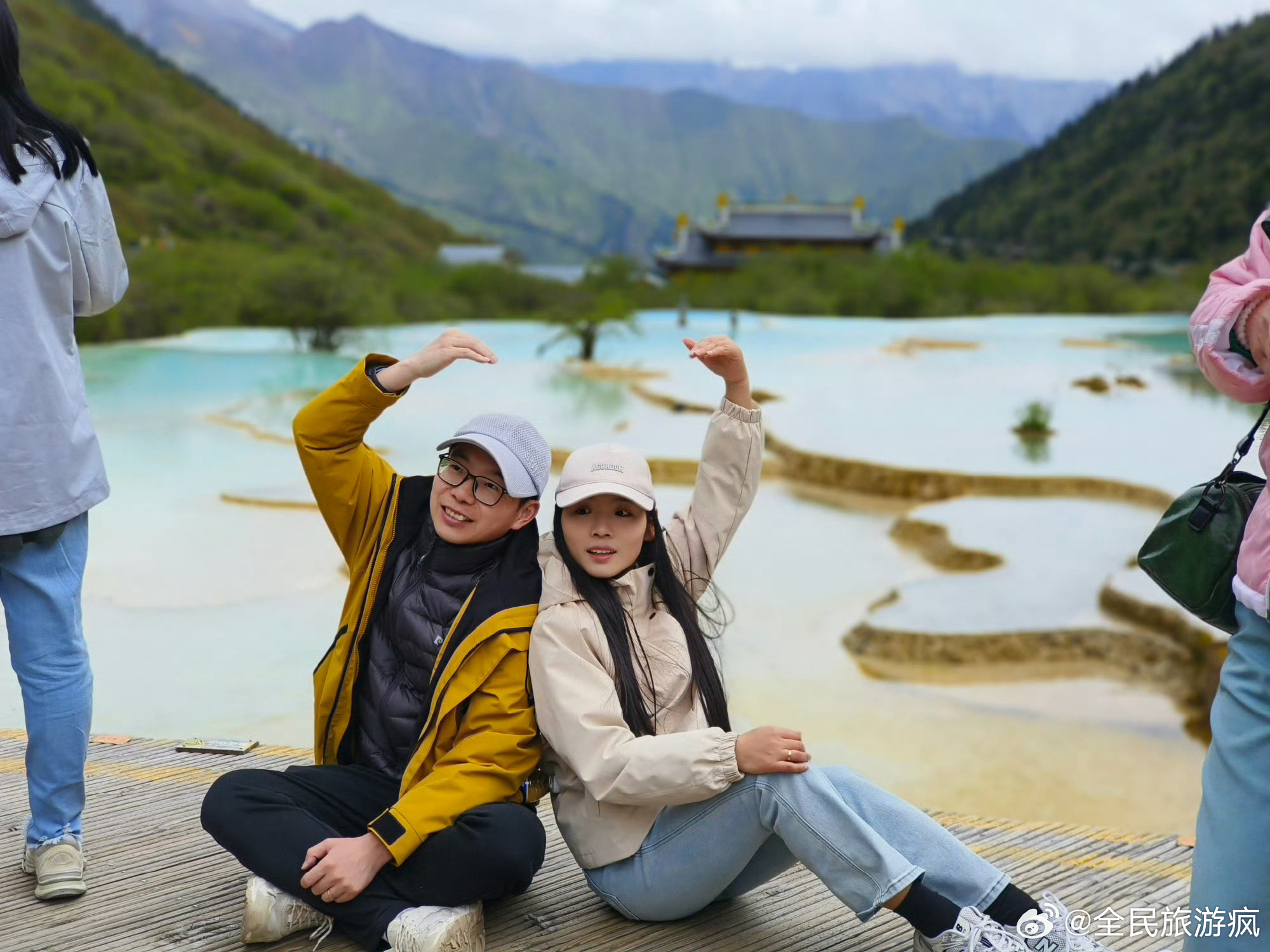 黄龙夏日彩池如诗彩池为何夏天最“上相”？ 黄龙的彩池色彩，靠的是“天时+地利”。