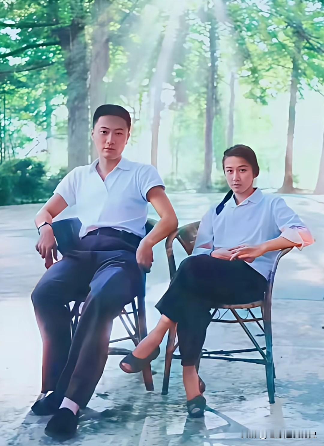 1975年，陈毅元帅之子陈小鲁与粟裕大将之女粟惠宁，于庐山蜜月期间留下这张珍贵合