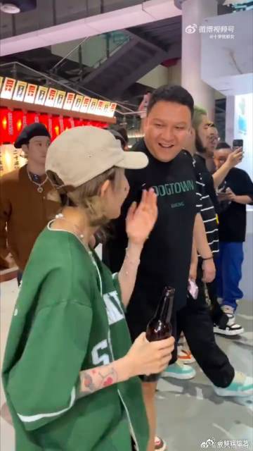 车澈曾当李嘉格面抱乃万车澈乃万李嘉格同框视频 偶遇名场面来了！车澈上前拥抱乃万超