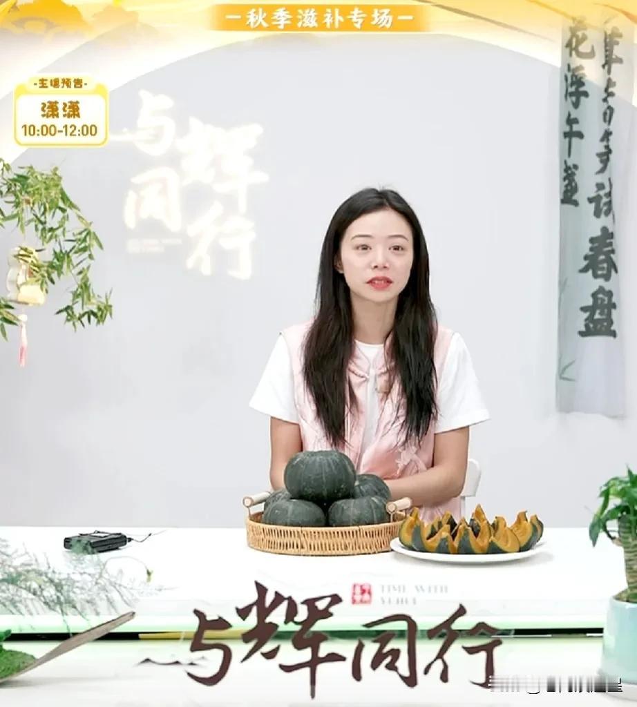 刚刚在与辉同行门口
徘徊了几分钟才进来
小贝说她在暴雨中跑了一公里
头发淋湿了，