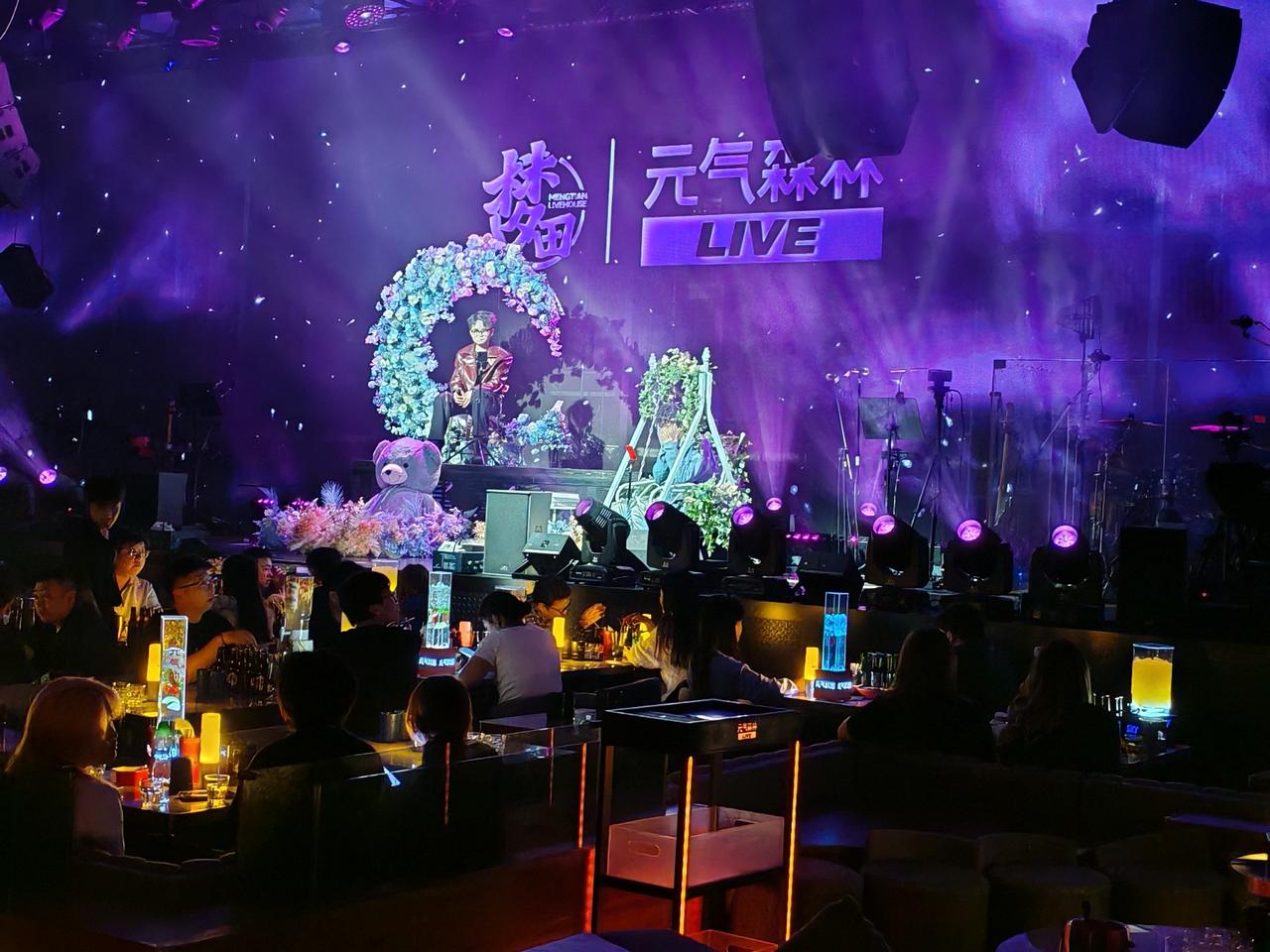 昨天在一家live酒吧刚好赶上周杰伦的专场，歌手唱的大部分都是周杰伦的老歌，像晴