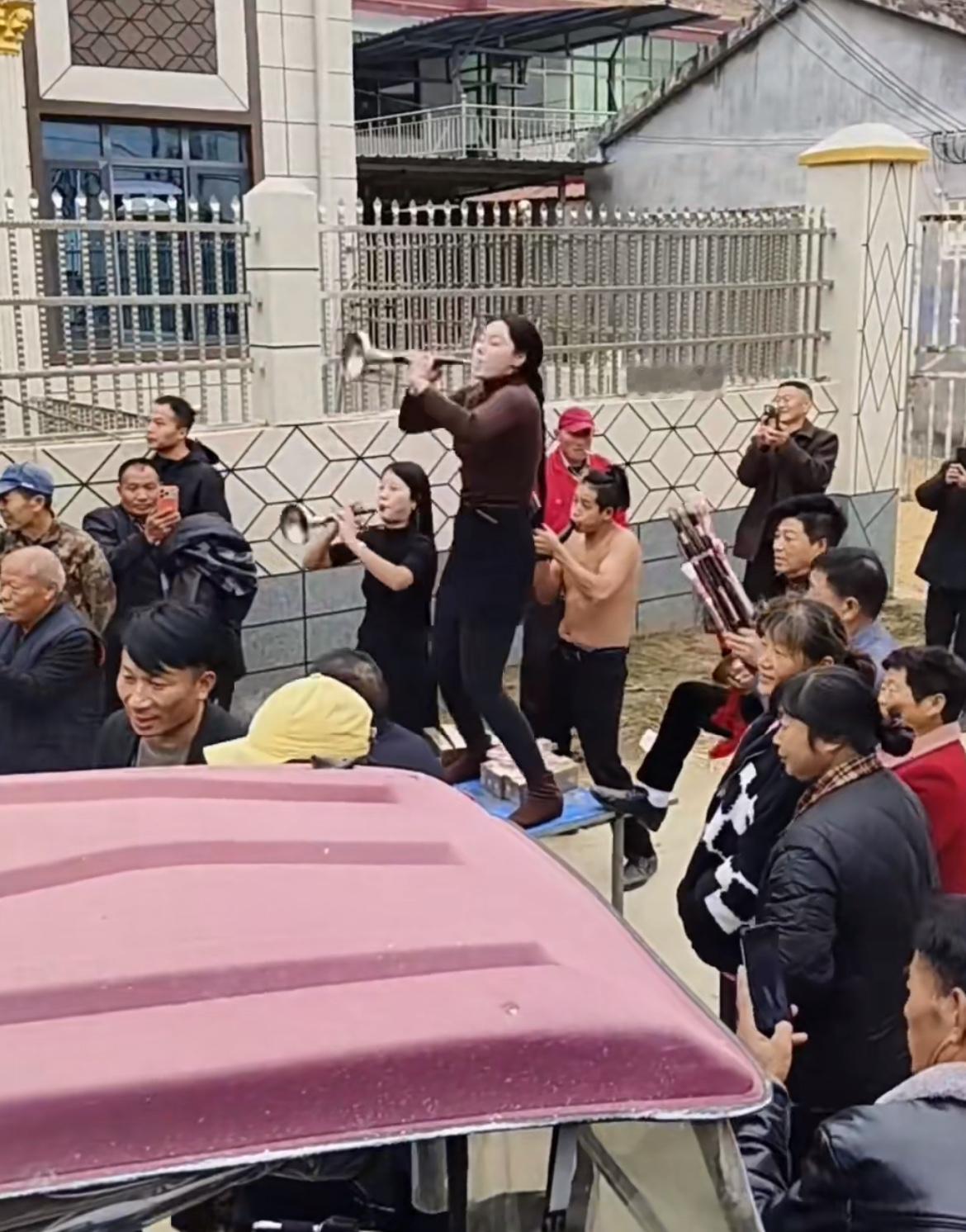 东北农村办丧事的对棚表演，两边鼓着劲吹唢呐，依靠卖力的表演，吸引观众，看看那边人