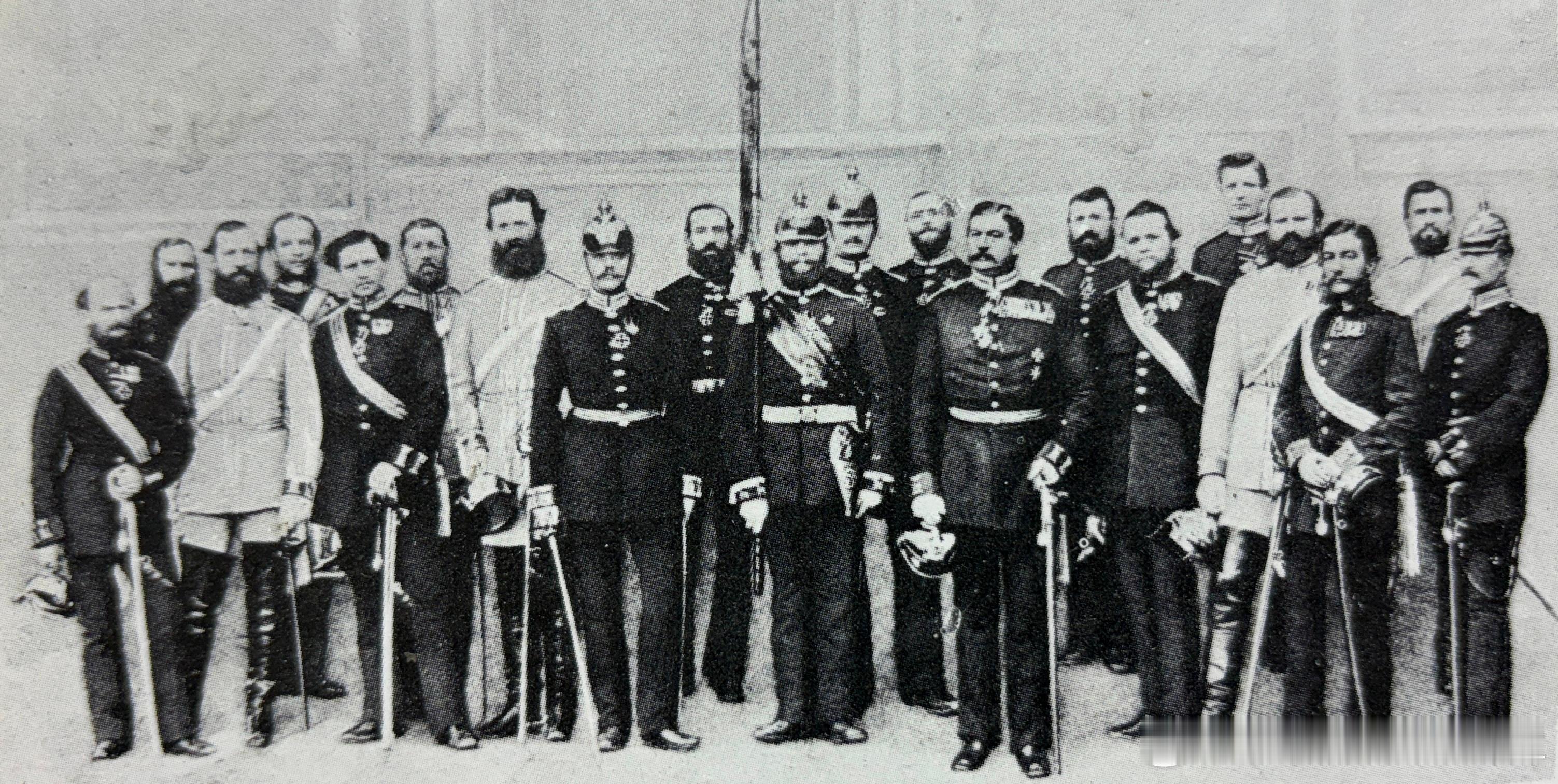 1871年1月18日参加帝国宣言典礼的军官们，左三穿黑色制服的是兴登堡少尉，19